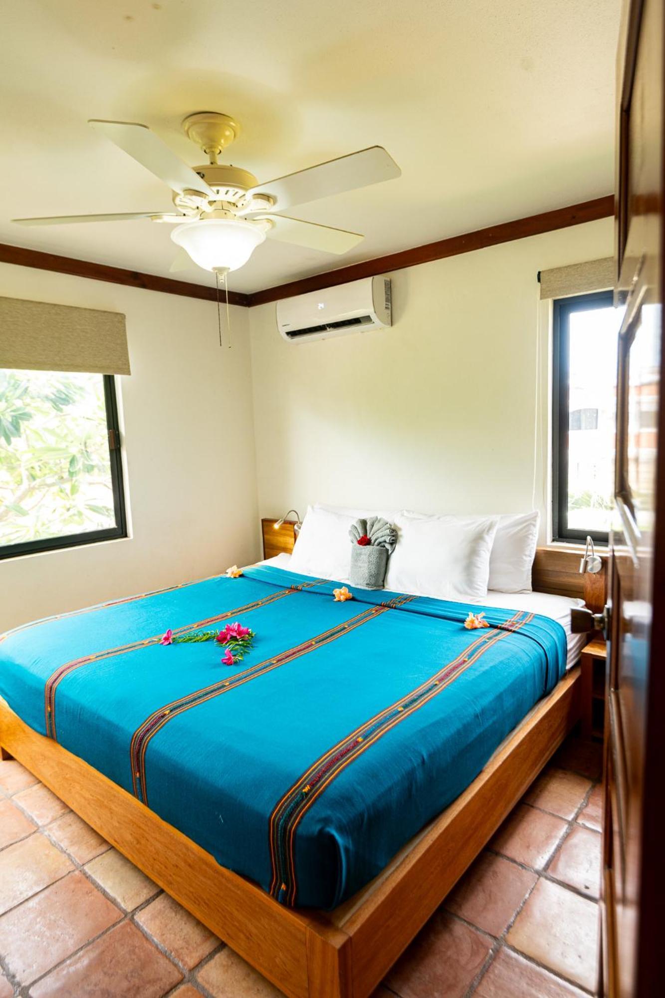 Isla Bonita Yacht Club Hotel ซานเปโดร ภายนอก รูปภาพ